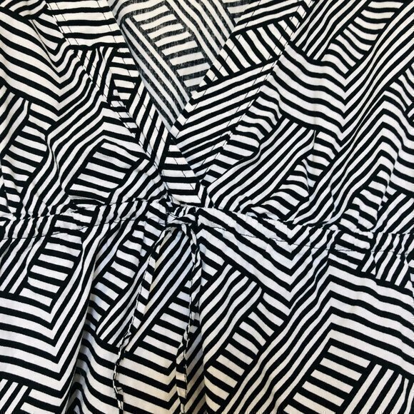 Volcom Black/White Capped SleeveTee/Blouse- Size Large - Picture 3 of 8